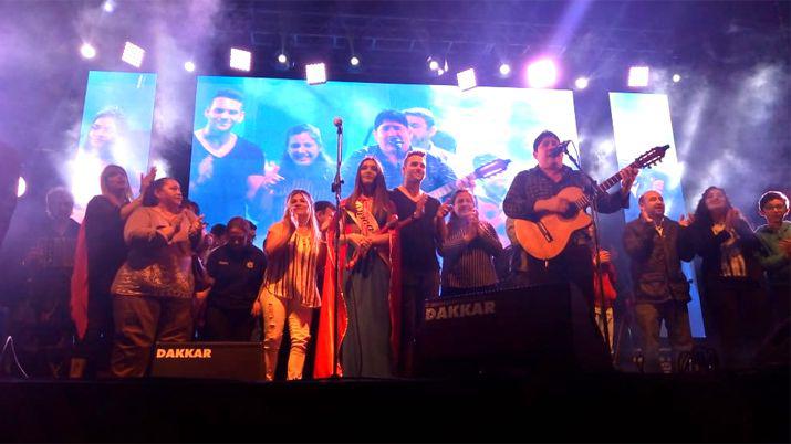 VIDEO  Miles de bandentildeos le cantaron el feliz cumpleantildeos a su ciudad