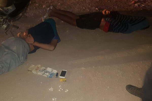 Apresaron a dos dealers cuando distribuiacutean cocaiacutena