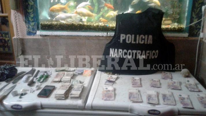 Friacuteas- secuestran armas droga y al menos 900 mil en diversos allanamientos