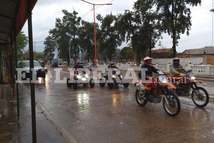 La totalidad de los pilotos santiagueños partieron bajo la lluvia desde Colonia Dora con destino a Sumampa