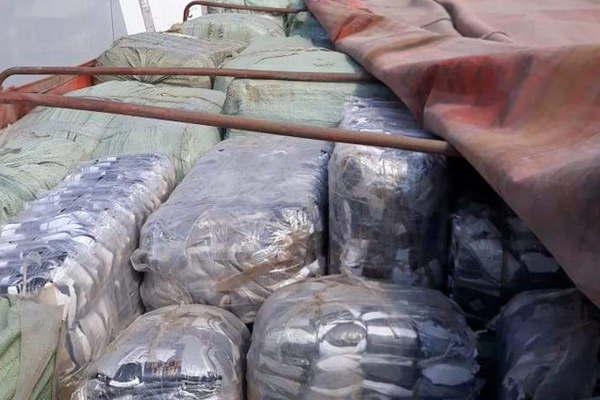 Secuestran mercaderiacutea ilegal valuada en maacutes de 13 millones en un camioacuten