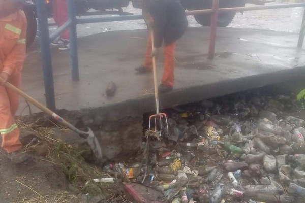 El municipio pidioacute no arrojar residuos en los desaguumles pluviales 