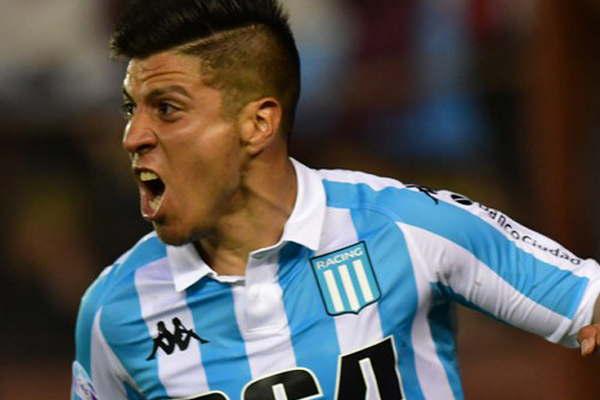 Racing volvioacute a ganar y estaacute en lo maacutes alto