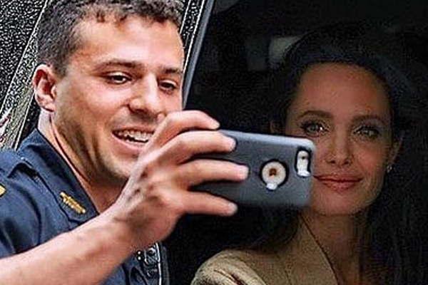 Angelina Jolie aceptoacute una selfie particular