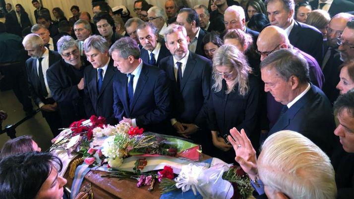 Multitudinaria y emotiva despedida de los restos de Joseacute Manuel De la Sota