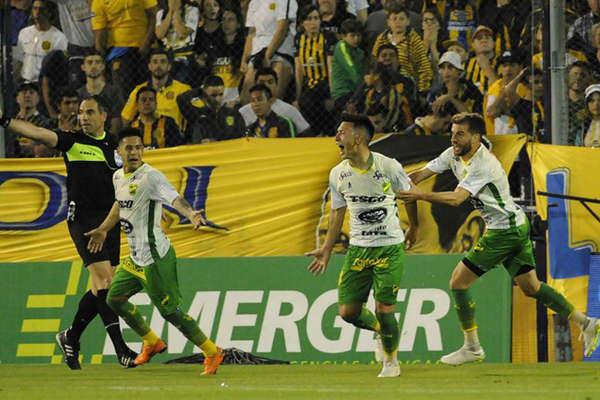 Defensa y Justicia sorprendioacute al Canalla en Rosario 