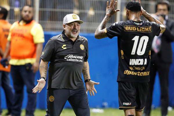 Video  Maradona debutoacute con una goleada y Juaacuterez fue titular