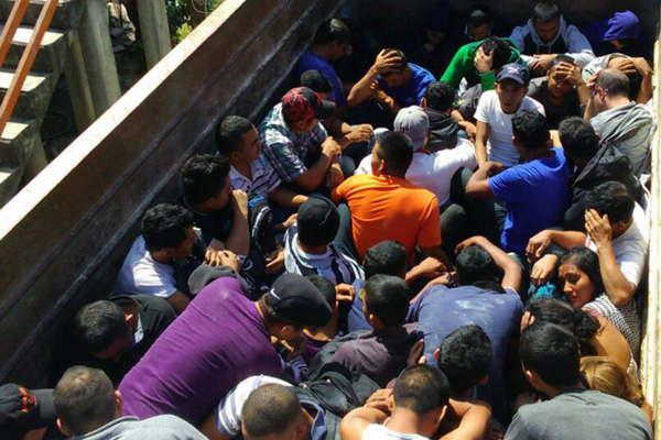 Rescataron en el sur de Meacutexico a 124 migrantes hacinados en camiones y detuvieron a once personas acusadas de traacutefico 