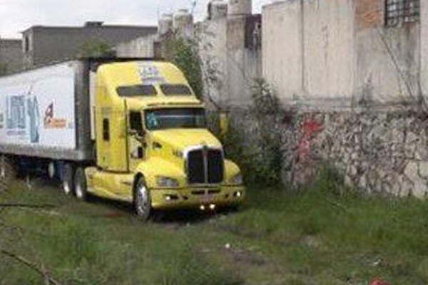 Hallan abandonado un camioacuten con 157 cadaacuteveres