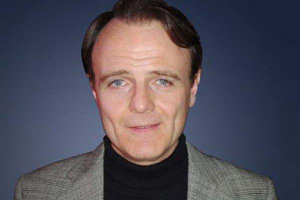 No hay personaje que se le resista al talento actoral del versaacutetil Luis Machiacuten 