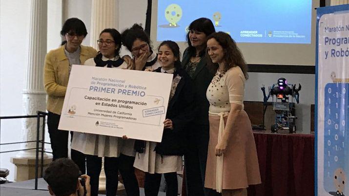 Camila Luna Manuela Marquetti y Nayeli Cardozo junto a la Prof Ana Carolina Moreno y la rectora Graciela Corpos