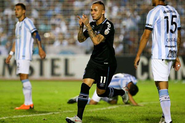 Gremio le dio un duro golpe a Atleacutetico Tucumaacuten