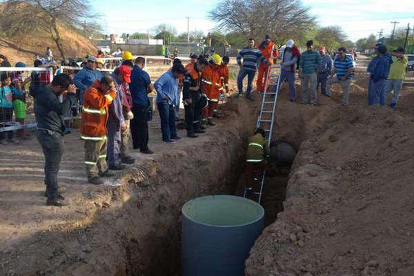 Mujer con esquizofrenia se arrojoacute a un pozo y la salvoacute colchoacuten de tierra