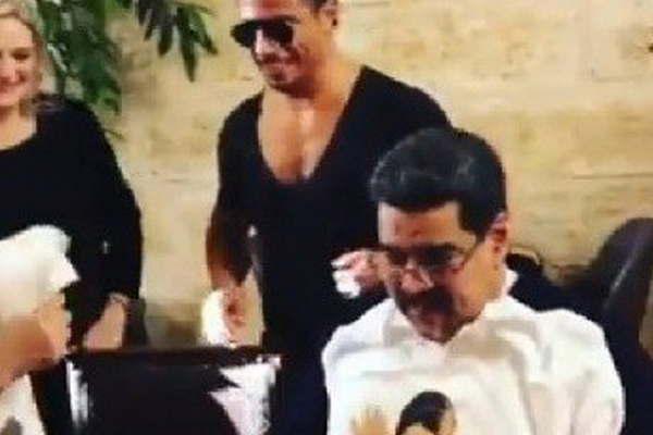 Indignacioacuten por video de Maduro comiendo en un restaurante caro en Turquiacutea