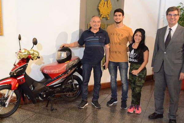 Hamburgo Cia de Seguros premioacute a un cliente con la moto