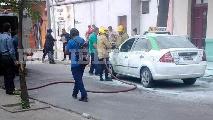 Susto- un remis se incendioacute en pleno Centro
