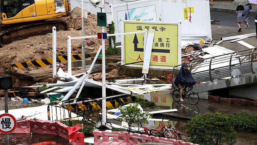 Periodista se salva de milagro durante el tifoacuten Mangkhut