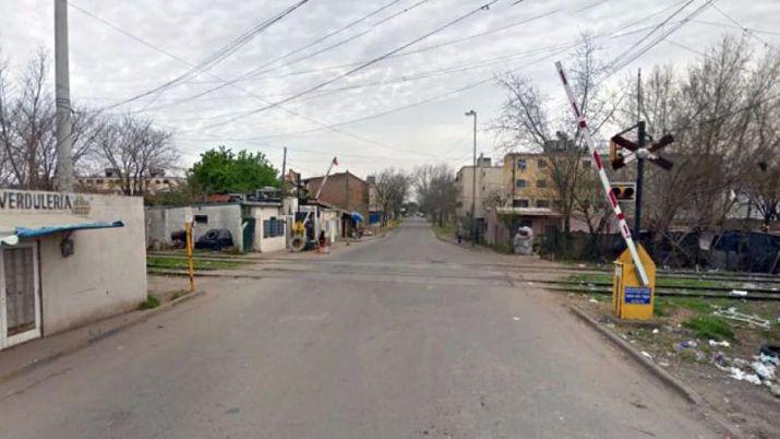 Apuntildealoacute a su mamaacute porque lo despertoacute para ir a la escuela