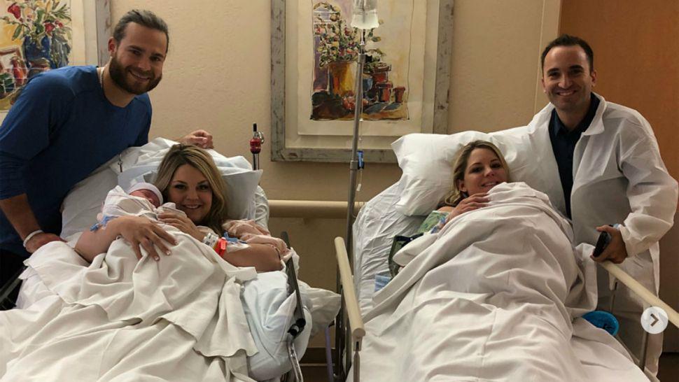 Gemelas dieron a luz el mismo diacutea y en el mismo hospital