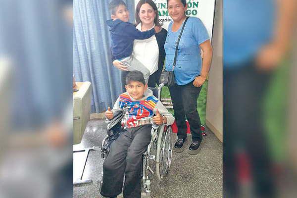 Oscar el nintildeo con paraplejia ya tiene en queacute movilizarse- consiguioacute su silla de ruedas