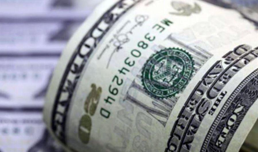 El doacutelar baja en el principio de la jornada a 3890