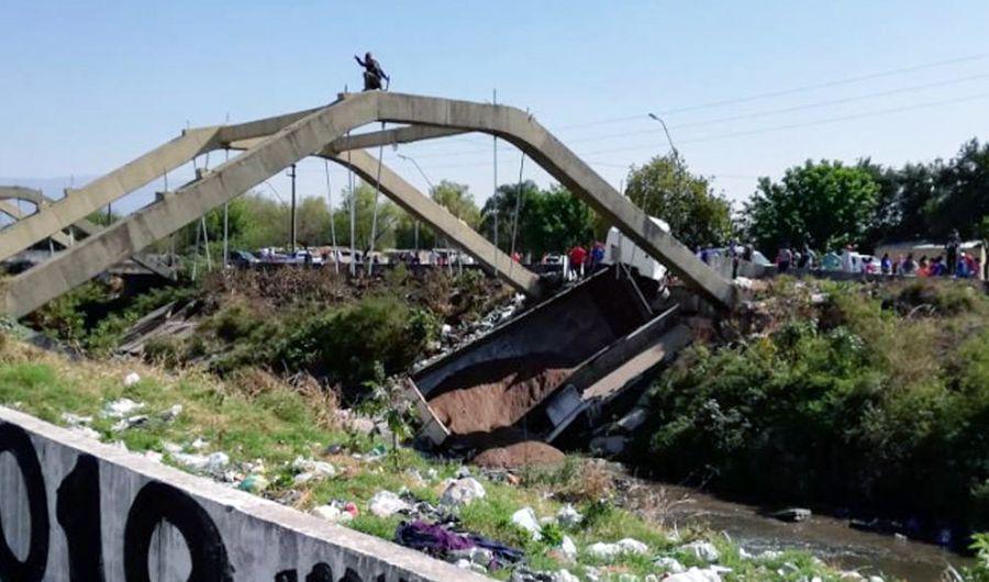 Video  Cayoacute un puente en Tucumaacuten y un camioacuten quedoacute atrapado