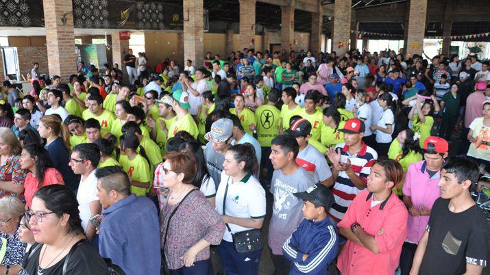 Joacutevenes con discapacidad disfrutaron de su estudiantina