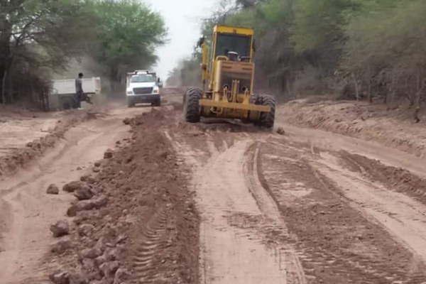 Emprendieron tareas de mejoramiento de caminos rurales cerca de Boqueroacuten