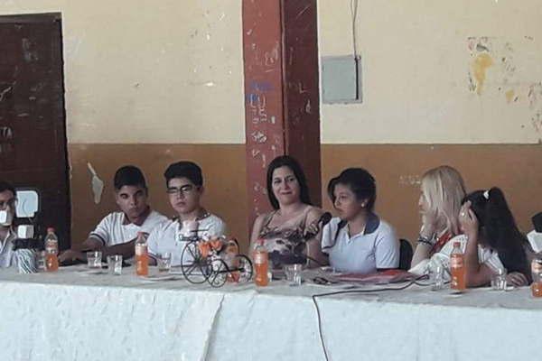 Alumna del colegio secundario de El Charco se destacoacute en evento literario