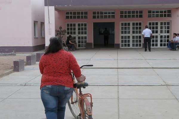 Evitoacute robos en un galpoacuten pero el delincuente la pateoacute en el pecho