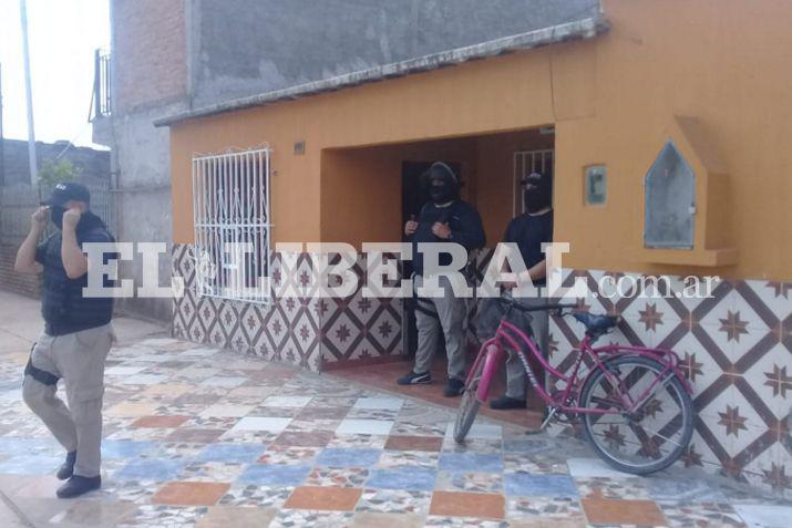 Personal policial en medio del despliegue que se realizó en un domicilio de Monte Quemado