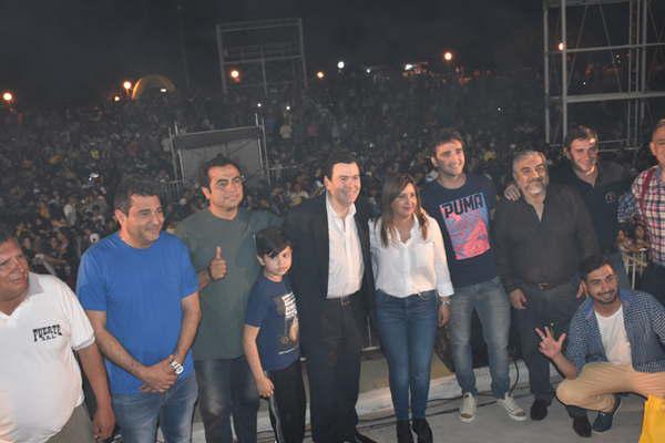 El gobernador Zamora y la  intendente Fuentes asistieron al  Festival del Diacutea del Estudiante