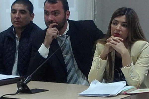 Apresan a un contador por golpear a su pareja arrojarle un vaso de cerveza en el rostro y por estampar un plato con salsa en la pared