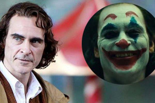El actor Joaquiacuten Phoenix ya comienza a generar miedo en la piel del Joker 