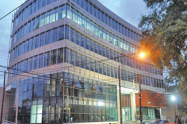 Ordenan detener al sujeto que estafoacute a empleada puacuteblica con doacutelares y le descubren otro fraude con la venta de una camioneta