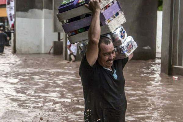 Las lluvias que azotan a Sinaloa dejaron hasta el momento tres muertos y miles de evacuados 