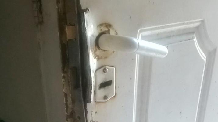 Despertoacute y descubrioacute que le robaron 25000 y tres celulares