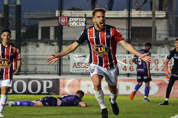 Chacarita ganoacute por primera vez