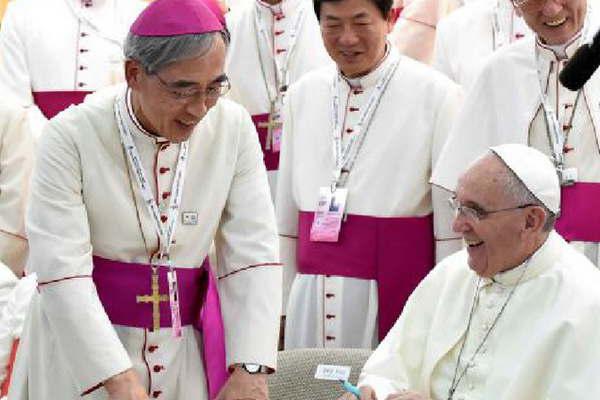 En histoacuterico acuerdo el Papa reconocioacute a 7 obispos en China