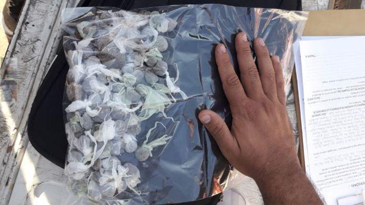 Dos joacutevenes fueron sorprendidos con 52 envoltorios de droga