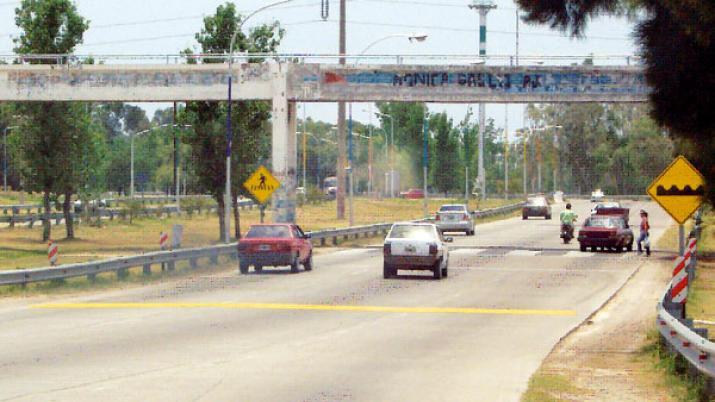 Intentoacute suicidarse desde el puente aeacutereo en la Autopista