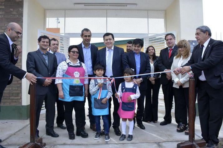 El gobernador en la inauguración del nuevo edificio del jardín de infantes de Real Sayana