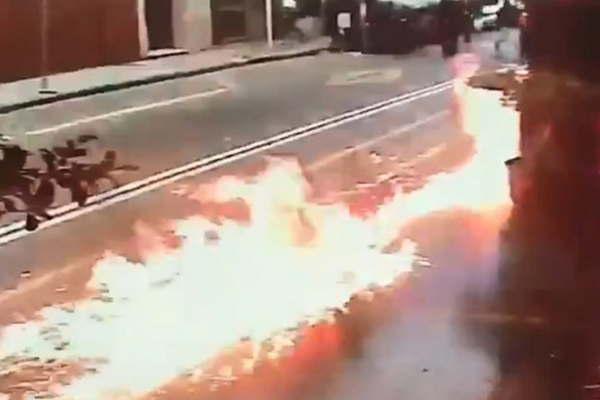 Encapuchados tiraron bombas molotov contra una sede de Gendarmeriacutea