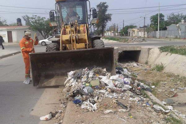 Realizan servicios de limpieza especiales en barrios capitalinos