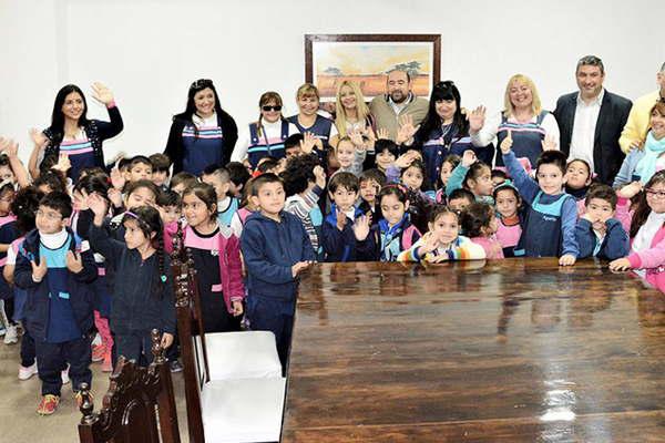 El intendente Mirolo recibioacute la visita del jardiacuten Constancio Vigil