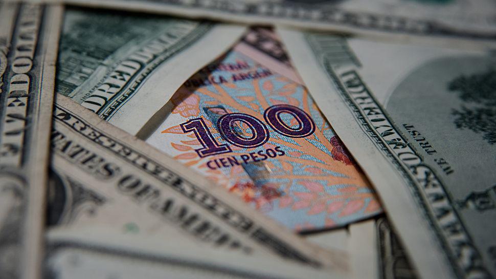 El dólar se dispara 28-en-porciento- a 3922 ante la renuncia de Caputo al BCRA