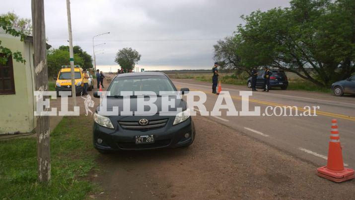 En primer plano el automóvil con la droga en el puesto policial