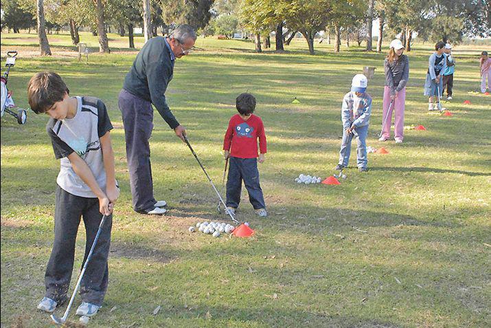Gran fiesta deportiva y recreativa de los nintildeos en el golf