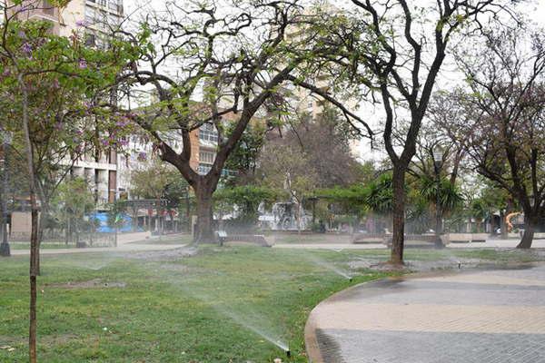 La plaza Libertad cuenta con un moderno sistema de riego 