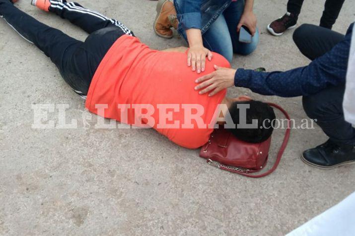 El joven atacado a mazazos quedó tendido sobre la vía p�blica en Añatuya